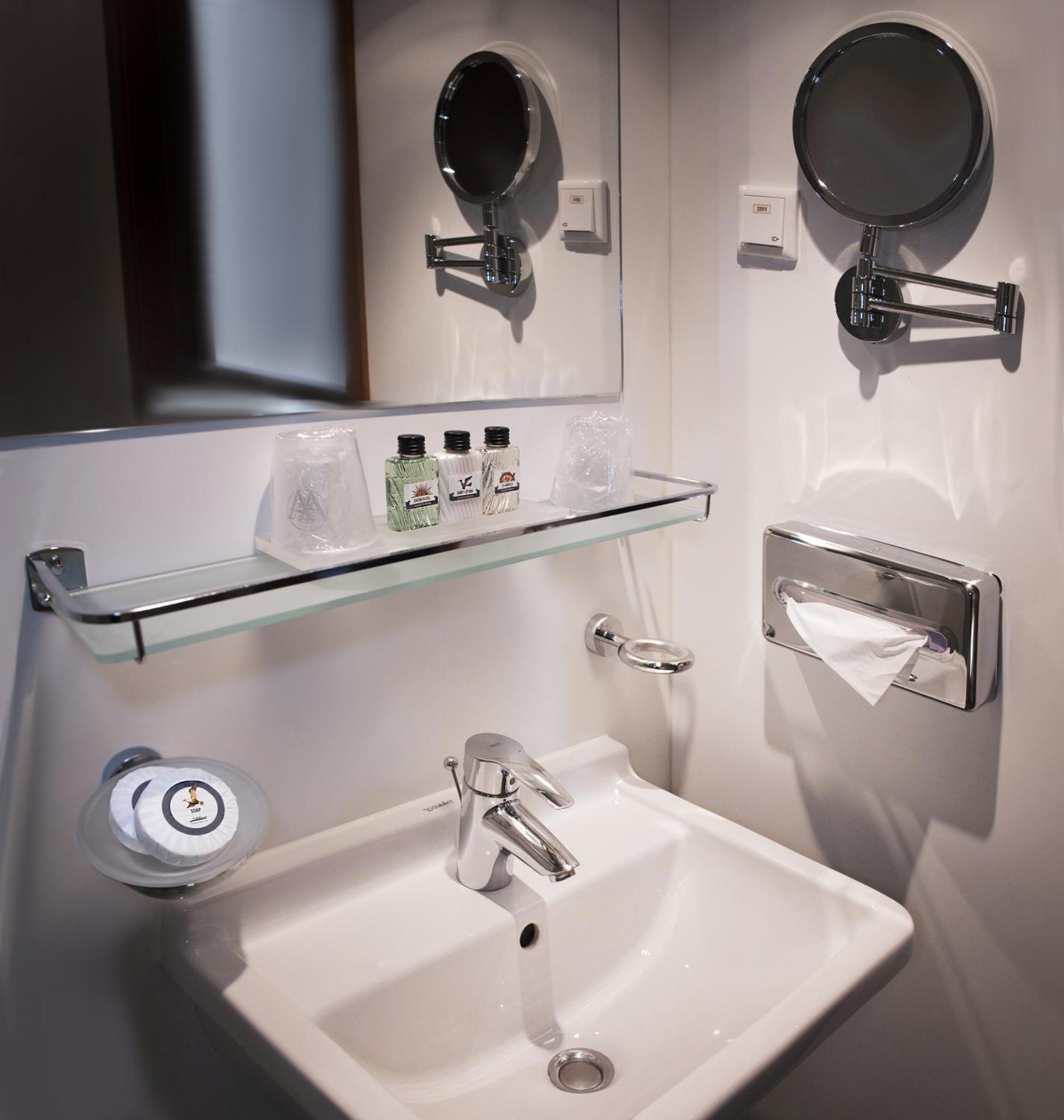 Ss By Westcord Hotel 4*